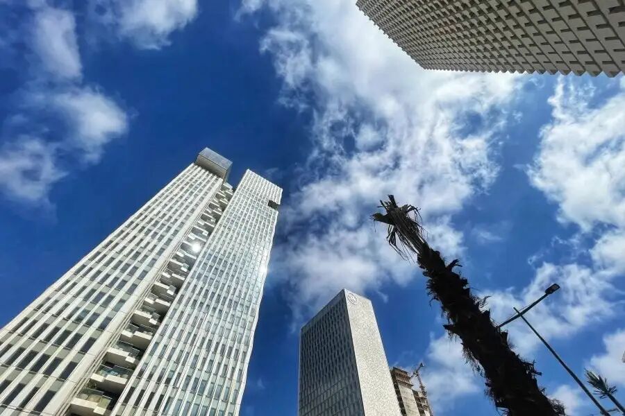 摩洛哥经济增长主要由能源和磷酸盐行业带动，但各行业表现不均衡。
